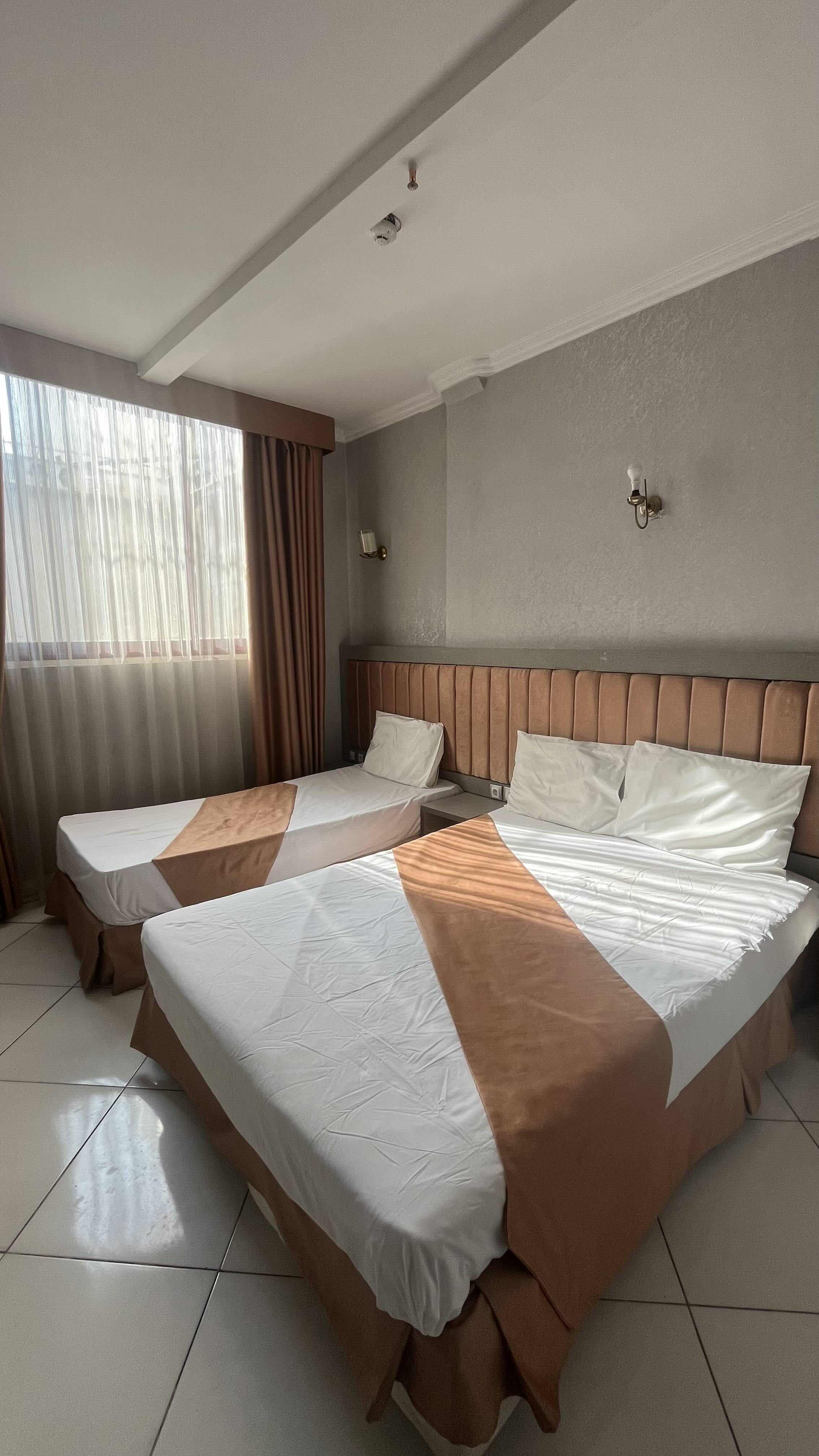 اتاق شماره 402